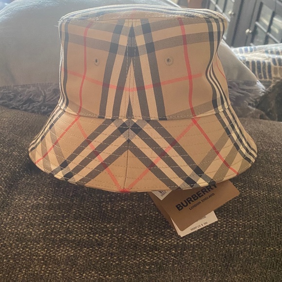 BRAND NEW BURBERRY BUCKET HAT - Picture 1 of 3